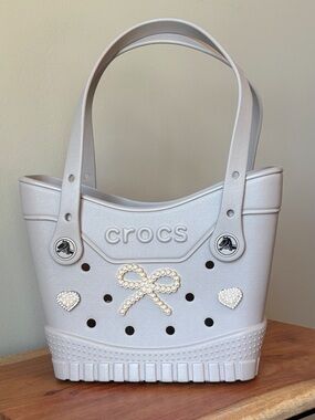 ♥️💖 Crocs Small Tote Taupe Large  Pearl Bow Charm 2 Rhinestone Heart Charms NWOT